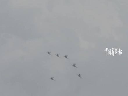 新加坡航展进入精彩展演阶段,中国空军八一飞行表演队,再度升空献技。#媒体精选计划