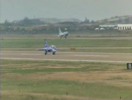 L15飞行表演
#珠海航展 #l15猎鹰高级教练机 #飞行表演 #军事科技