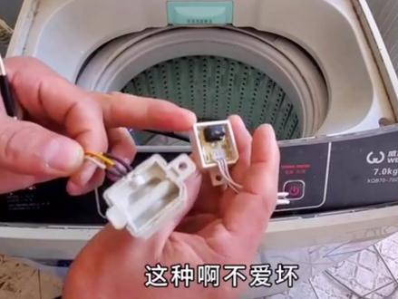 洗衣机出现故障代码,看看师傅怎么检查和维修,2分钟学会!#洗衣机维修 #洗衣机 #洗衣机不脱水 #洗衣机故障解说 @抖音小助手