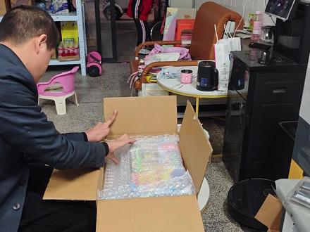 小白入手Switch必看 #小白 #任天堂 #残疾人生活日常 #教程攻略 #switch
首先,恭喜你们!在Switch 2代已经发布的时侯,你们依然稳如老狗,没有盲目跟风。不过,在你们欢天喜地掏钱包之前,先来几个灵魂拷问
为什么我花1000多买台游戏机,还要花钱买游戏卡带?这就好比:你花几千块买台手机,结果玩个游戏还得氪金买皮肤,不氪金连NPC都嫌弃你穷。看个剧还得充会员,不然只能看90秒广告+5分钟预告。
百来块钱买一张游戏卡带,玩到天荒地老。还是 300块在手游里面抽一发盲盒,换来一句“谢谢惠顾”。哪个更划算?数学好的同学请举手!
如果你想玩正版,记住不要买国行,买它不如买块砖!”
因为某些神秘的审核原因,国行机的游戏总共只有十几款,虽然国行机也能插外版卡带,但不能更新!不能联机!除非你想体验花正版的钱玩盗版游戏,不然请远离国行Switch!
如果你想走盗版の野路子,请先阅读《破解版生存指南》:
软破解,好处就是不用拆机,
坏处就是只支持最老的标准版,很容易被BAM机,
烧录卡,好处就是不用拆机,
坏处就是切换游戏麻烦,一定被BAM机,
硬破解,好处就是不会被BAM机,
坏处就是需要拆要机,如果是OLED版本,后期出问题概率比较高
总结:玩正版?别买国行!玩盗版?别买OLED!