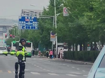 网友实拍,抚顺机器人交警上岗!