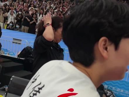 主教练郑薇:太不容易了。冠军来之不易,赛后球员们纷纷喜极而泣。#广东女篮夺冠