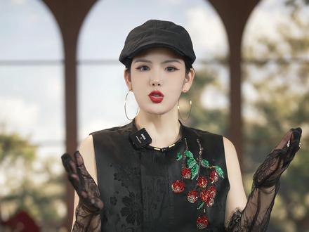 一穿就显高显瘦的秘诀,今天全扒给你听 中式穿搭要显贵,穿搭公式你得会。
今天把“上短下长”这个万能公式讲透:
✅ 拉高腰线,秒变三七分黄金比例
✅ 优化头身比,整个人更精神利落
✅ 遮肉显瘦,胯宽大腿粗全盖住
✅ 自带时髦感,不用费脑搭出风格
不管你是小个子想显高,微胖想显瘦,还是肩宽胯宽想藏肉——这个公式,闭眼搭都不出错。
3分钟,听完你也能轻松拿捏。
👇 收藏起来,下次出门照着搭就行。
#穿搭 #新中式 #万能穿搭公式 #高级感穿搭 #显高显瘦显腿长