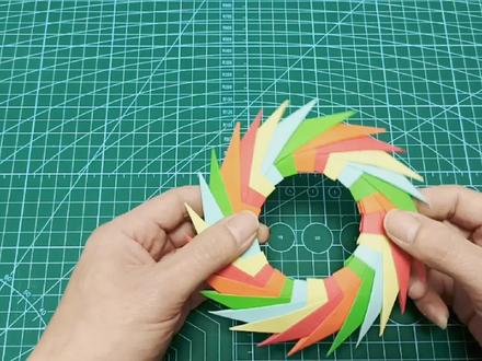 又炫又酷的圆形凤尾镖,折法简单且好玩,小朋友都很喜欢的一款折纸飞镖 #手工折纸 #创意手工 #折纸飞镖