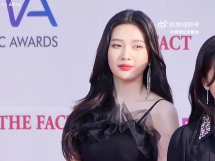 韩国女星朴秀荣上台走路姿势这么怪异?