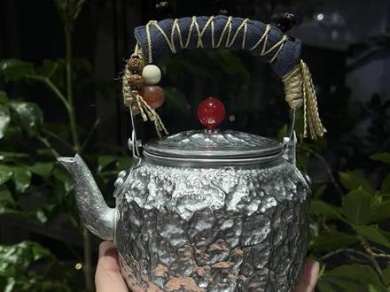 手工锤纹铝壶制作教程来了,茶友们该交作业了~
#手工打造 #喝茶那点事 #茶具好物推荐 #铝壶 #高端茶器