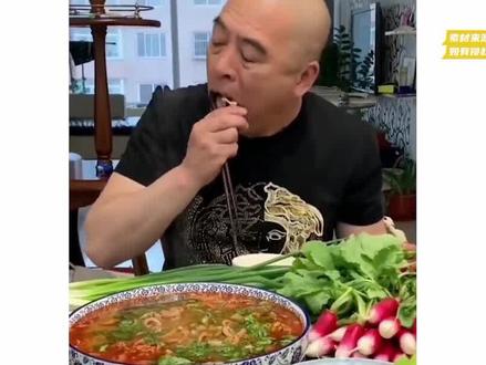 “东北粉碎哥高光时刻”,万物皆可蘸大酱,网友:去皮算我输!