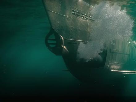 潜望镜究竟是如何工作的?潜艇的十字形尾舵与X形尾舵有何区别?失事潜艇上的人员在水下又该如何逃生?今天就让我们一起来揭开:“深海幽灵”——潜艇背后的神秘面纱!