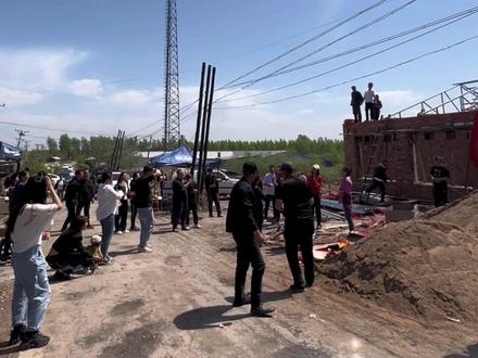 东北农村上房梁的热闹场面 大红布绕梁88尺 车都排到村口了 这气氛必须沾沾喜气!我们这上房梁是不是挺热闹,和你那风俗有啥不同嘛?#记录我的农村生活 #三农 #记录生活