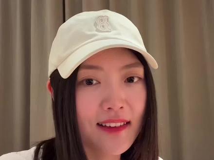 身价几十亿的CEO们,二次创业都瞄准了这个赛道 最近和多位几十亿身家连续创业CEO深聊
发现一个惊人共识👇
很多成功的连续创业的CEO,如今全都all in AI硬件
大佬们一致观点:💡
纯AI软件彻底没有壁垒,全被通用大模型碾压
未来只有【垂直场景+软硬件一体】,才有创业活路
其中一位大佬更决绝,手握亿级用户、做过爆款C端产品,二次创业直接押上全部身家,深耕To B AI手机。他笃定:未来大部分独立APP都会消亡,大模型竞争归根到底是数据竞争,手机就是离用户最近的全域超级Agent。
但听完我并不特别认可AI手机To B的思路,商业化很难走通。五六千一台的工作专用手机,企业和个人都不会买单,而且AI手机是大厂专属万亿赛道,中小创业者入局就是重资产高风险冒险。
真正适合普通人的AI硬件机会👇
❌不做大一统万能终端
✅只做50%微创新,轻量化落地痛点
在成熟硬件里嵌入AI,做AI感知世界的眼和耳
比如AI录音工牌、AI耳机、海外爆火的祷告智能戒指
聚焦单一刚需,远比造新终端更容易成功
最后总结行业真相:
未来5年AI+硬件+出海,是相对确定的风口
中国制造业红利+场景化硬件数据,才是不可替代的核心壁垒
做AI软硬件创业的朋友,欢迎一起交流碰撞✨
#AI创业 #一人公司 #OPC #商业模式 #AI硬件