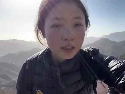 陈欣妍立于长城之巅朗诵《清平乐·六盘山》,将长城的民族脊梁底色与诗词的革命豪情相融,以饱含赤诚的语调传递出对山河的热爱、对先辈的敬仰,唤醒了听众心中代代相传的家国情怀。