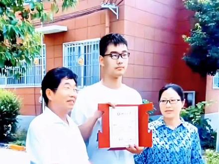遂平一高侯士杰同学,收到北京大学录取通知书!#金榜题名前程似锦 #金榜题名 #高考喜报 #遂平 #遂平部落
