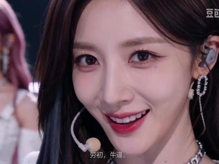 劳初牛逼克拉斯#劳初 #反劳蓝 #AI #猎奇 #抽象 配方:帮我生成一个视频:一个女团在舞台上唱歌,唱的歌要特别好听,歌词为:劳初牛逼劳初牛逼劳初牛逼劳初牛逼劳初牛逼劳初牛逼
突然一个流浪汉闯了进来,大喊,“劳蓝牛逼!!”
台下一大堆人朝流浪汉扔番茄。然后一名女团队员一挑眉说了一句劳初,牛逼,注意要用特别邪魅的那种
加上字幕
模型 2.0,比例 16:9,时长 10s。