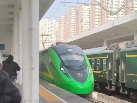 二等座空间很宽敞,每个座位都有充电口,手机再也不怕没电了#南阳至西峡首发动车