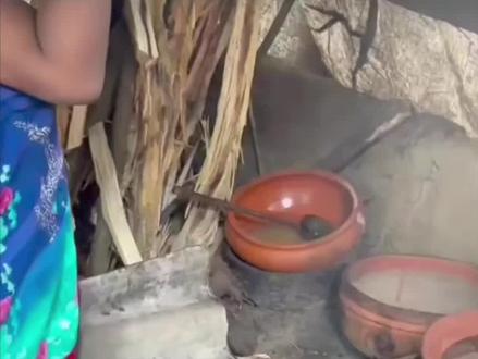 孟加拉国乡村,原始爆米花的制作。