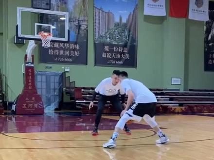 你们一直想看的路人王单挑职业球员来了#cba热门 @陈凯涛篮子太准 单挑山西队明星球员原帅