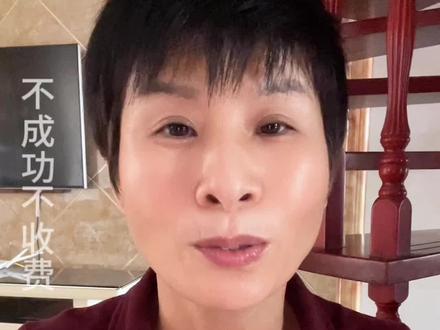 #正能量 #情感 #脱单 #闪婚 #婚姻 ,大家好,到现在还是有很多人不清楚贵州相亲闪婚的具体流程,闪婚闪婚,首先你得接受闪婚的这个模式,就是一个星期结婚领证,带老婆回家,先结婚再谈恋爱。第二步就是男生必须带上身份证,其中一个父母在家里,谁能当家做主就带谁来,毕竟这个是人生大事儿,父母可以帮忙参考。到贵州来之后,我们会根据男生的家庭条件和择偶要求,安排合适的女生跟男生面对面不限次数的相亲,在这个相亲过程是不收取任何费用的啊。相亲成功之后,我们会安排男女双方到正规医院做婚检,婚检的内容就是检查有没有遗传疾病、梅毒、性病等,婚检不过关的是不能领结婚证哈,我们对男生女生都要负责婚检,2个小时就出结果了。婚检出来之后,要给男女双方互相看对方的婚检报告,签。自认可婚检都没有问题了,查征信和大数据都没问题了,男女双方再到公司来签婚前协议合同。婚前协议的内容大概就是说婚前的财产债务由各自承担,负责双方不共享,万一真的哪天过不下去了,导致离婚,对方是分不走你的任何一分财产的。我们再来说合同的大概内容,就是女生跟男生领结婚证了,拿了人家彩礼,你要好好跟人家过日子,如果女生无理取闹导致离婚,那这个彩礼也是要退还我们贵州婚介公司,给男生再免费相亲,再匹配一个老婆。但是话又说回来,如果结婚回来发现男生有不良行为导致离婚,那我们这个是不退费的啊,这个对男生女生都是一种保障,一种约束,我们不偏向任何一方,签完合同之后去领结婚证,领完结婚证就给女生彩礼。彩礼你们直接打到女。卡上我们不过问,给完彩礼再给我们服务费,再到女生家去见父母,你们父母跟父母也见个面,大家彼此都了解放心,毕竟人家女生要嫁这么远,人家父母也不放心,双方父母都没有问题了,然后就开开心心的带老婆回家过日子了。男生到贵州来相亲,我会全程都陪着,每一次相亲我都会全程跟踪陪着,我要帮你们去把关,因为毕竟我是闪婚红娘,对贵州的女生情况也了解,会更好的给你们去把关,让你们开开心心的把媳妇儿带回家去。主页有我的联系方式。