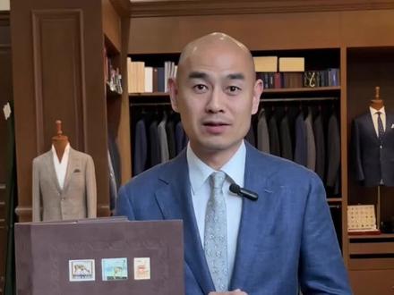 北京上海一套房,才能做全这本骆马毛VICUNA! 一、面料鉴赏
1、正装西服面料,92%的210支羊毛+8%的骆马绒,有点奇怪,花色都是条纹,并没有纯色。这在其他面料册里面是比较少见的。
2、四季粗纺单西,四个颜色的人字纹,四个颜色的纯色。下面是四款千鸟格。
3、秋冬单西,鼹鼠绒是一种织法,面料表面织出单项的长绒,鼹鼠绒的织法面料光泽比较好,上面这个小本是单色的,下面是杂色的。
4、最贵永远最后揭晓,这一页是大衣面料,骆马绒是按重量卖的,所以面料越厚价格越贵,大衣料是最厚的,所以也是最贵的。
二、骆马毛好在哪里?
1、 超细的纤维
12-13微米,对比羊绒14-16微米,还高2个级别。
纤维超细,面料自然就软糯舒服,还有一层淡淡的柔和的光泽。
2、 超级稀缺
三、价格:
PIACENZA骆马绒VICUNA总评:
定位:顶奢天花板
西服套装:5-7万
单西/夹克:6-8万
大衣:10-15万
#骆马毛 #骆马绒 #骆马绒大衣 #PIACENZA #羊绒大衣