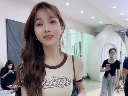 最近超🔥的辣妹绑带上衣 腰间绑带设计简直掐出了芭比腰🤏正肩设计显得整个人都是瘦瘦方方的👍