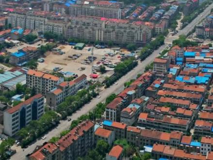 根据一份七普武汉各乡镇街道常住人口数据表(来源网络,瀚海茫茫制作,仅供参考),江夏区常住人口高达1308469人,其中纸坊、大桥、庙山人口总和50多万。在我国,常住人口是指实际经常居#城市发展 住在某地区半年以上的人口。主要包括三种类型的人口:一是居住在本乡镇街道且户口在本乡镇街道或户口待定的人。二是居住在本乡镇街道且离开户口登记地所在的乡镇街道半年以上的人。三是户口在本乡镇街道且外出不满半年或在境外工作学习的人。江夏人口最多的几个区域分别为纸坊街道、佛祖岭街道和藏龙岛产业园,分别为267627人,236931人和212977人!此外,大桥产业园人口为161758人,庙山产业园人口为106134人。庙山人口仅仅10万人左右?藏龙岛人口才21万左右?这出乎很多人的意料。不过,此数据为2020年第七次人口普查数据,距今也有几年时间!近几年,庙山多个楼盘陆续交房,常住人口稳步增长。目前实际人口肯定是超过这个数据的。大家对此怎么看呢?