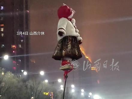 非遗背棍托举孩子亮相介休烟花秀,全场最闪亮的“星”定格温馨一幕!#山西介休 #非遗背棍 #山西dou知道