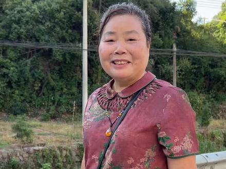 我的小姑妈没有女儿,中秋节就要到了,每逢佳节倍思亲,今天去看望我八十多岁的姑妈