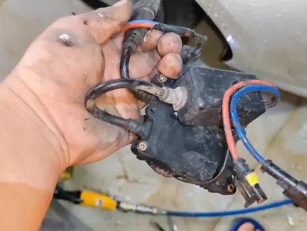 马自达6,更换大灯灯泡;氙气灯不亮了,一般都是安定器坏了|中 #氙气灯 #车灯 #更换灯泡