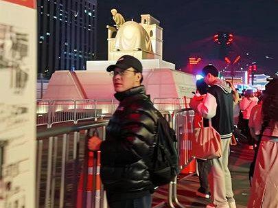 湖南妹子韩国首尔生活日常分享 3月21日BTS首尔光化门免费演唱会预计观看人数将达到26万多,韩国大叔也是其粉丝,演唱会当天人太多没法去,提前带着全家去参观一下演唱会现场舞台,感受一下青春的气息。#演唱会现场打卡 #bts演唱会 #首尔演唱会 #海外生活 #韩国