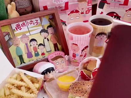 把小丸子美食店搬进手帐!喊你过春天啦🍔🌸 联名周边贴纸太可爱了!还原动画片剧情!!#艺术在抖音 #华莱士樱桃小丸子联名 #有芝有味桃你欢喜 #春天的色彩 #手帐小机关