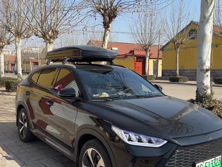 装了箱子优点就是增加储物能力,缺点就是:增加风噪,增加油耗,洗车难清理,矮的横杆能下地库不能开天窗,审车必须拆卸#用车小常识 #比亚迪新能源汽车推荐