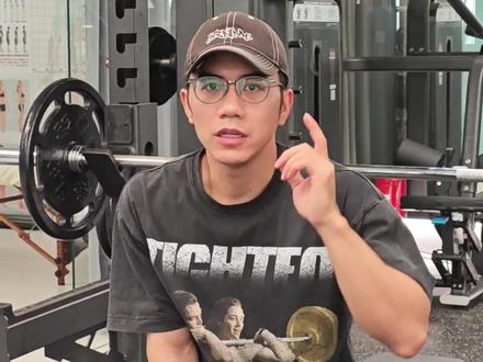 卧推时是想着夹胸,还是想着伸肘,手里的摩擦力是向里还是向外? 如果你的目的是练胸,杠铃下落比较深,那么推荐双手往里挤压,激活肱二头肌,因为肱二头肌长头肌腱长在结节间沟,挡在肱骨头的斜上方,它能够有效避免肱骨头前移,如果你的目的是去参加比赛,或者只是为了推起一次最大重量卧推,可以去适应一下双手往外扯的方式,但这种方法会让你的肩后侧张力升高,杠铃不适合下落过深,特别是肘关节不建议明显向后超过肩关节,所以需要起一个桥,用胸来垫住杠铃,卧推比赛中只要肘关节没有高于肩,动作基本都算通过,然后你再让握距加宽,让小臂向外倾斜,这样的姿势可能会让肱三头肌的发力优势比胸肌更明显,所以只是肩关节在动作当中的做功比例少了,因为更多的发力,让肱三头肌去承担,让肘关节的比例增加,但不会让杠铃上升的整体做功减少#健身小白必看经验 #健身干货 #卧推 #我的电子健身教练 #练胸