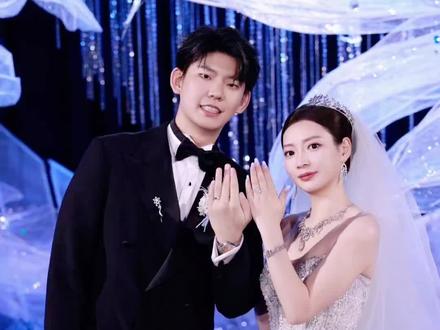 黄雅琼与刘雨辰大婚:羽坛金童玉女在北京浪漫完婚
2024年巴黎奥运会羽毛球混双金牌得主黄雅琼与前国羽男双名将刘雨辰,于近日在北京举行了一场温馨浪漫的婚礼。这场备受瞩目的体坛盛事,不仅汇聚了众多羽坛好友,也收获了来自乒乓球界顶级明星的隔空祝福。
婚礼现场星光熠熠,昔日队友徐嘉余、陈雨菲等悉数到场,魏雅欣、冯彦哲分别担任伴娘与伴郎。因备战赛事无法亲临现场的国乒主力马龙、樊振东、王楚钦、陈梦等人,则特别录制了祝福视频,为新人送上真挚祝愿。
在视频中,马龙、王楚钦、陈梦齐声祝福“百年好合”,而素有“专业婚礼祝福嘉宾”之称的樊振东则幽默又深情地说道:“今天是个大喜的日子,祝黄雅琼与刘雨辰新婚快乐、百年好合!”
回溯至2023年8月,在巴黎奥运会混双决赛夺冠后,刘雨辰单膝跪地向黄雅琼求婚,这一幕感动无数球迷。两人于2024年8月2日正式官宣领证结婚,并在11月21日晒出婚纱照。黄雅琼配文写道:“镜头里是我们,镜头外是余生。”刘雨辰随即转发回应:“心不大,只能装下你;眼睛不大,但满眼都是你。”黄雅琼笑称:“说得很真实。”
婚礼当天,黄雅琼在微博深情发文:“用一生爱一人,往后风雨晴空,我们都并肩同行。如同DR的寓意,这一程,唯你,足矣。”
黄雅琼(1994年2月28日出生于浙江衢州)与搭档郑思维组成的“雅思组合”,不仅在东京奥运会摘得混双银牌,更在巴黎奥运会上圆梦夺金。此外,他们还三度问鼎世锦赛冠军,并斩获亚运会、苏迪曼杯等多项团体与单项荣誉。
刘雨辰(1995年7月25日出生于北京)曾与李俊慧搭档获得2020东京奥运会男双银牌,并在第十四届全运会夺得男双亚军。受髋关节严重伤病影响,他在巴黎奥运会后选择退出国家队,但仍积极保持训练状态。在刚刚结束的第十五届全运会上,他与搭档勇夺男双铜牌,而黄雅琼则一举拿下女团和混双两枚金牌。
这对羽坛佳偶,从赛场到人生,始终携手同行。如今步入婚姻殿堂,开启人生新篇章,愿他们在未来的日子里继续并肩前行,共赴风雨与晴空。#结婚 #黄雅琼 #刘雨辰 #愿每个女孩都能嫁给爱情 #奥运冠军