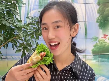 今天中午咱吃鸡蛋灌饼吧、按这个小方法,鸡蛋很容易灌进去,想不鼓包失手都难🥳#跟抖音学做菜 #抖音乡村生活家 #农村美食 #鸡蛋灌饼@抖音小助手