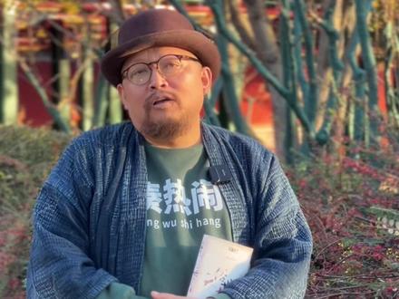 我们都是凡夫俗子,一辈子能发生一件让别人愿意传扬出去的事,都很难得。就甭管是顺境逆境好运坏运了。所以这本书这些人,大都是我羡慕的。说不定,你会也羡慕。
#冯骥才 《俗世奇人》#鹦鹉挑书