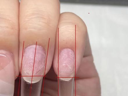 虽说我们不能把手指扳直,可是尽量把手的优点放大,弱点缩小,难道这不是美甲师存在的意义吗?#美甲