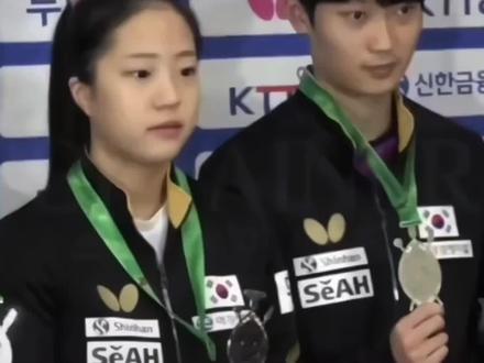 怎么回事,奖牌一分为二了#名场面 #申裕斌韩国队