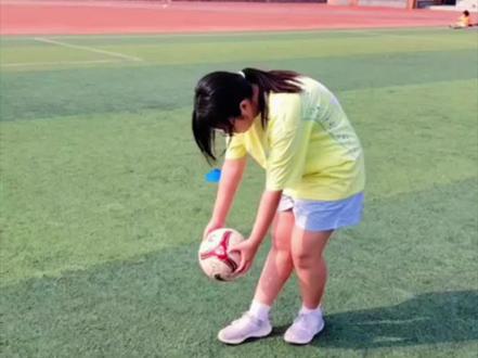 #创作灵感 寒假过了中考不到一个月大家都快练起来吧#足球 #中考足球 #中考体育#足球颠球