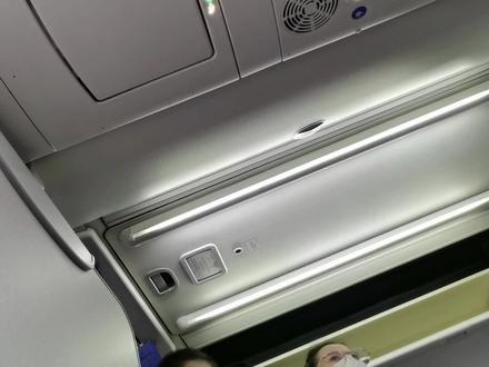 当小姐姐收到表扬信后,非常热情的给打包了很多零食让带下飞机!