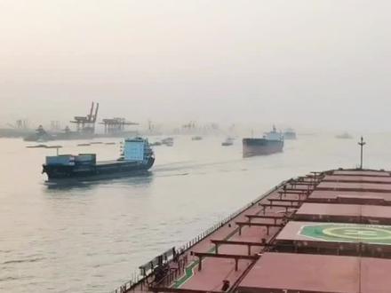 远洋船进长江航行,也被称为海轮进江。海轮在长江里面航行,是需要有引水员来引航船舶的。长江也是咱们的“黄金水道”,促进了沿线城市的交流和发展。