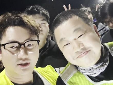 等了两个半小时,终于等到千万网红蓝战非,为人很随和,随便粉丝拍照,他说骑行了16个小时,很累了,没有休息过,真是勇敢,从湖南下着雨骑车来连州,一个人,没有团队,没有保镖,太优秀了