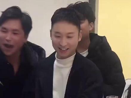 今天风少爷请全公司吃饭。喝嗨了喔😄😄😄