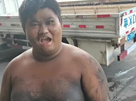 00后小伙修车爆火,黑心老板却想压榨赚取好处?轮胎哥回应来了 #轮胎哥 #娱乐聚焦 #网红