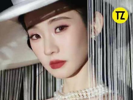 张艺凡的妆造一定有高人指点!
流苏加上珍珠的效果太绝妙了!#张艺凡 #红毯 #张艺凡红毯妆造封神