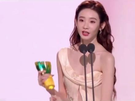 张艺凡在上面感谢公司 时代峰峻 谁注意到下面 时代少年团的脸了 和 粉丝的 倒闭了!!!#张艺凡#时代峰峻#时代少年团#微博之夜#李飞