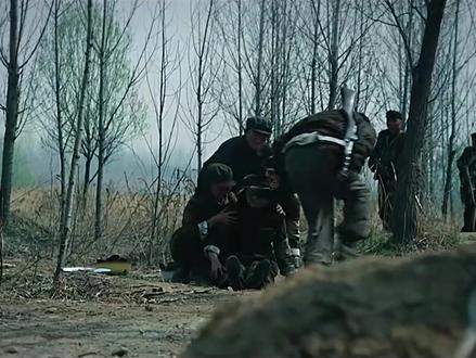 战旗如画:魏正华用刀压住地雷,成功将女战士救了下来