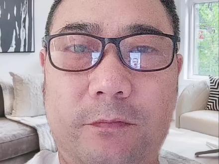 贾浅浅:九岁写诗荣获全国诗歌大赛三等奖,贾平凹夸她把诗写活了
先来欣赏一下贾浅浅小时候写的诗歌
《黑板擦》:
粉笔写一个字
黑板擦就吃一个字
粉笔写完了
它也吃饱了
这首小诗荣获全国中小学“宝葫芦”诗歌大赛三等奖,诗人时年9岁。贾平凹捧着女儿的奖品宝葫芦,高兴地说,这个“吃”字用得好,很有童心童趣,一个“吃”字把诗写活了。
贾平凹最想做诗人。他说:“炼字不如炼句,炼句不如炼意”。
贾平凹是个婉约派诗人,不是杜甫和陆游,也不是苏轼和辛弃疾,而是秦少游和李清照。
贾平凹写诗不是外行,而是内行。他评价《黑板擦》“吃”字用得好,而且评委们也都是写诗的行家,可见的确写得不差。
读诗要读意象,心中有意,成之以象,谓之意象。我们读任何一首诗,首要的任务,就是把诗人心中的“意”读出来。
贾浅浅诗集《第一百个夜晚》出版发行,贾平凹给女儿写信表扬了她。
简言之,作家要靠作品说话,只要写出好的诗歌,就能得到大众认可。