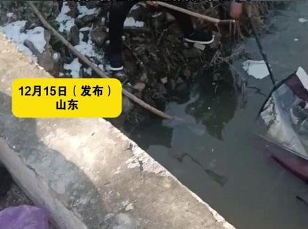 六旬女子坠河沉没,两男子踏雪下水施救#总有温暖在身边 #见义勇为 (来源:@齐鲁晚报·果然视频 )Ψ30HM