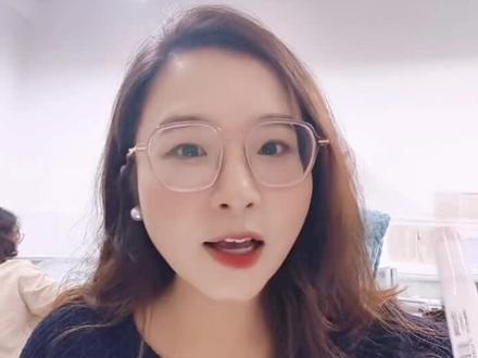 秋分秋分,秋色平分,福寿绵长~
秋分画秋牛是中国民间的传统习俗,主要寓意着对农业丰收的期盼和对美好生活的向往。
象征丰收:秋牛图通常描绘农夫耕田的场景,象征着辛勤劳作带来的丰收成果。秋分时节是农作物成熟的季节,人们通过画秋牛来表达对丰收的渴望和庆祝。
祈求吉祥:秋牛图上通常印有全年的二十四节气,反映了人们对自然规律的尊重和顺应。通过画秋牛,人们祈求来年风调雨顺、五谷丰登,生活吉祥如意。
文化传承:牛在农耕社会中是重要的劳动力,象征着勤劳和坚韧。秋分画秋牛的习俗体现了对勤劳精神的赞美和传承,同时也反映了农耕文化在人们生活中的重要地位。
总之,秋分画秋牛不仅是一种民俗活动,更是人们对美好生活的寄托和对传统文化的传承。