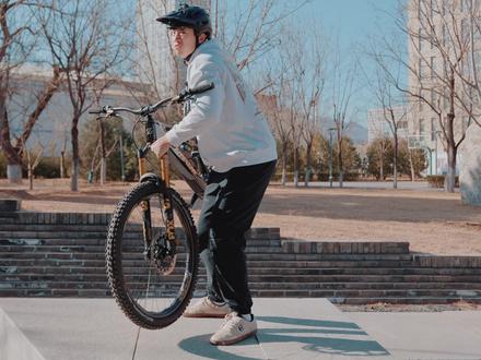 AmFlow改装分享,整车价值进一步提升 配置清单:
车架:AmFlow PL carbon Pro
电控:大疆dji AVINOX
电池:800wh
前叉:Fox 36 factory grip x2
刹车:HOPE Tech4 E4
碟片:Magura MDR-P 前220 后203
后胆:Fox float X 185×55耳轴
把立:One up 35mm口径
把横:One up 35mm口径 35mm抬升
把套:One up
轮圈:乐摆 lightbicycle EH935+EH733 前29后275
花鼓:industry nine 1/1
外胎:世文magicMary 29×2.4+世文tackychen 275×2.4
变速:Sram X0 EAGLE TRANSMISSION
曲柄:AmFlow原装155mm
脚踏:Spank
#Amflow #大疆电助力山地车 #速降山地车 #电助力自行车 #山地车改装