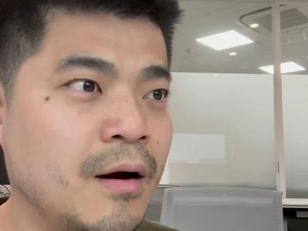 Google Stitch 超速上手,30秒看懂 AI 设计神器!
你还在用 Figma 一点点画 UI?现在直接用一句话就能生成👇
👉 打开:stitch.withgoogle.com
👉 输入一句话(Prompt)
👉 自动生成完整 App / 网页设计 + 代码
🔥 核心玩法(重点记这3个)
1️⃣ 用“说话”做设计
👉 “改成暗黑模式 / 加导航栏 / 换颜色” AI直接帮你改 UI
2️⃣ 草图 / 截图 → UI
👉 上传图片 = 自动变设计稿
3️⃣ 一键导出
👉 HTML / React / Figma 全都能导出
⚡ 万能Prompt公式:
产品 + 页面 + 功能 + 风格
例子👇
Design a fitness app dashboard with charts, dark mode
💡 它适合干嘛?
✔ 快速做产品Demo
✔ 做短视频素材
✔ UI拆解/复刻
✔ 批量出设计方案
🧠 一句话总结:
👉 Stitch = AI版 Figma + 自动写代码
#figma #ui设计 #stitch #AI工具 #ai设计